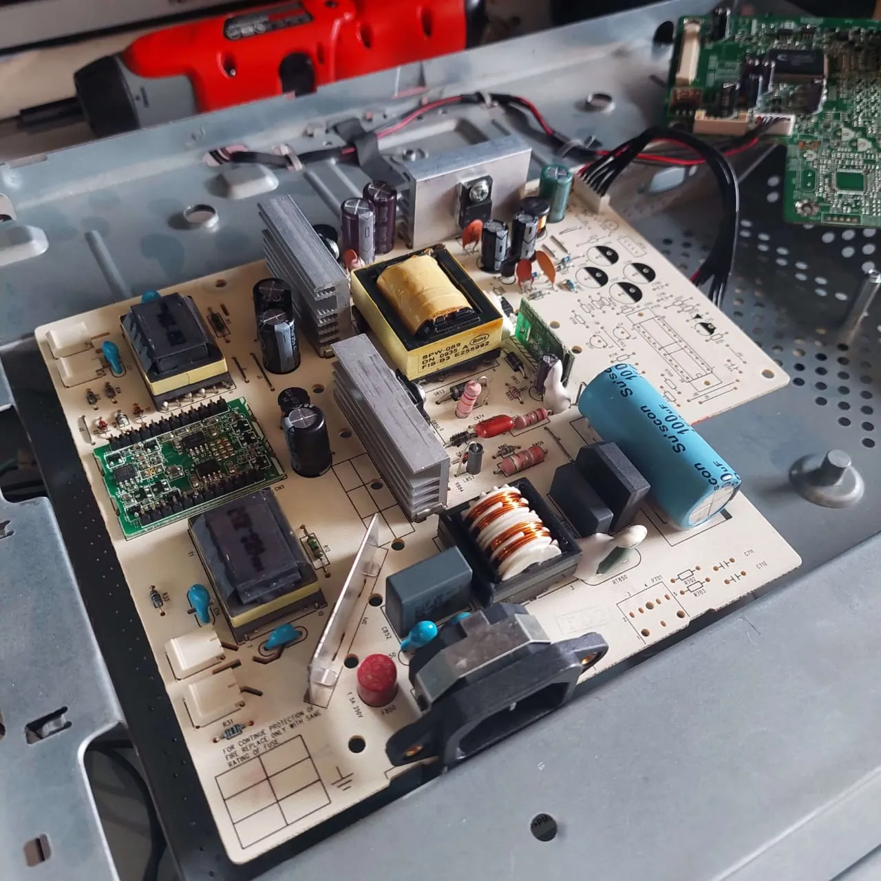 Reparación de tarjeta electrónica de monitor