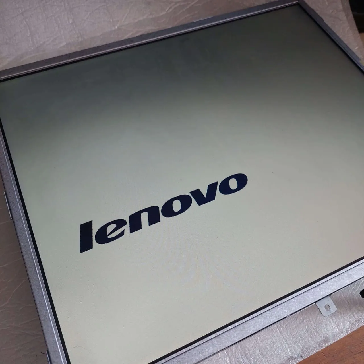 Reparación técnica de monitor Lenovo